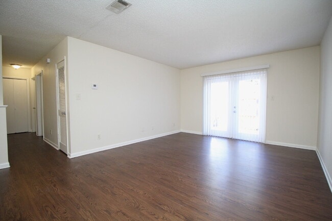 Building Photo - 2BR/1BA Apartment with Wood-Look Flooring,...