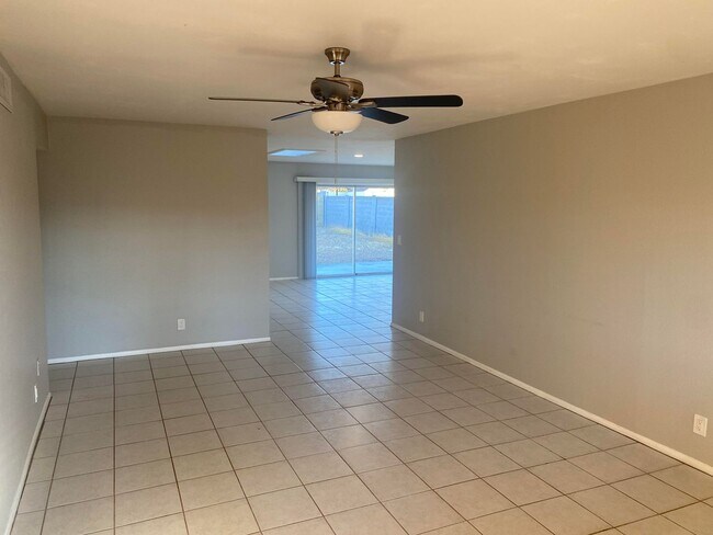 Building Photo - 4-bed, 2-bath SFH N Phoenix