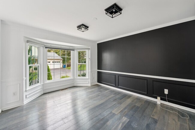 Building Photo - Charming 4 bedroom 3 bathroomSingle-Family...