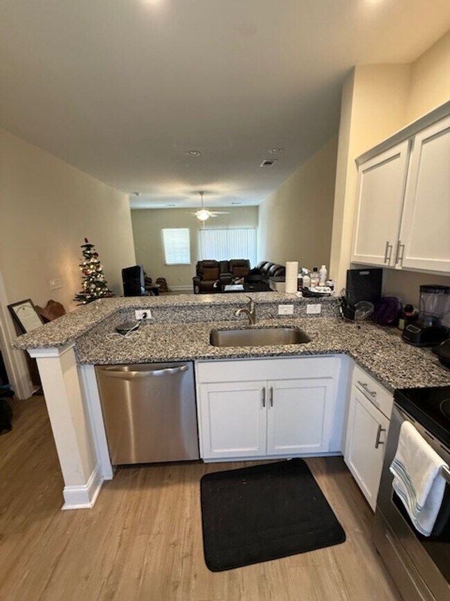 Foto del edificio - Two Bedroom Townhome