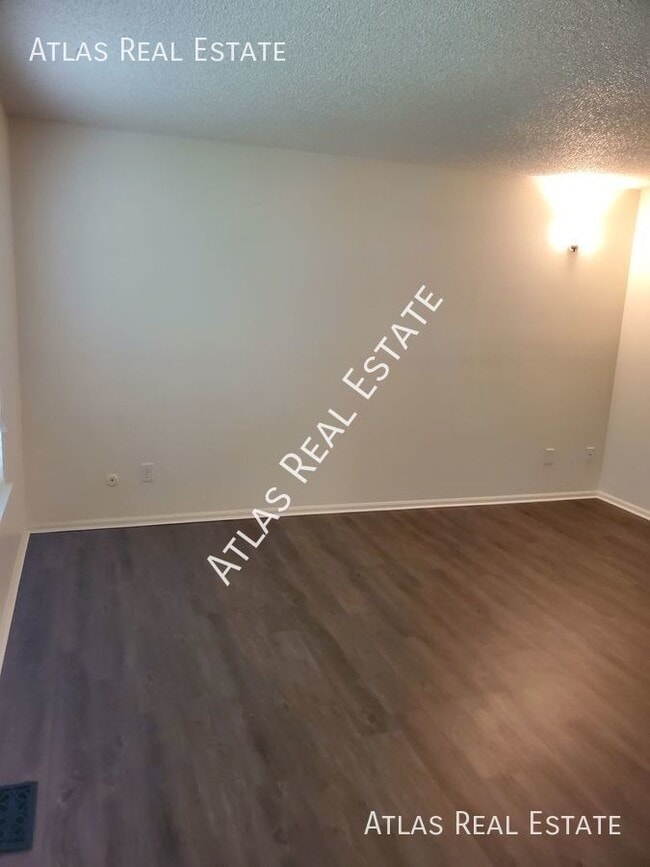 Building Photo - Spacious 4-Bed, 2-Bath Home at 16590 E. Ba...