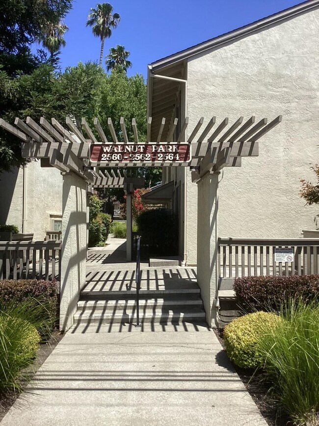 Foto del edificio - Tasteful Single Story Condo 1bd/1ba - Grea...