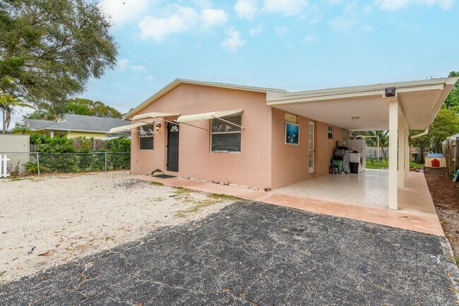 Building Photo - 705 N Loxahatchee Dr