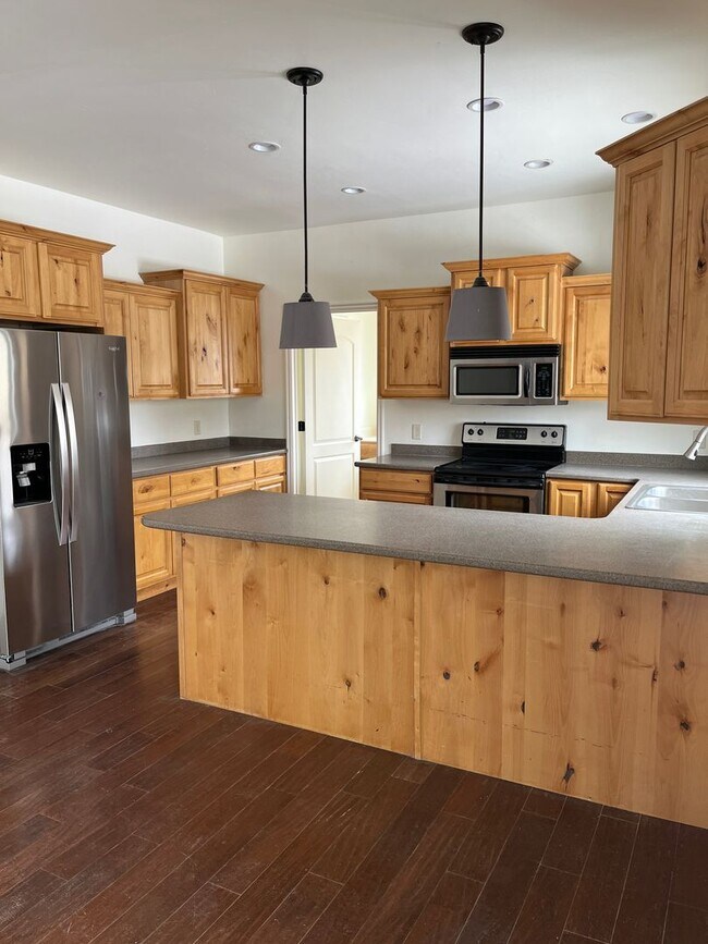 Building Photo - 1/2 Off 1st Months Rent!! 5 Bedrooms, 3 Ba...