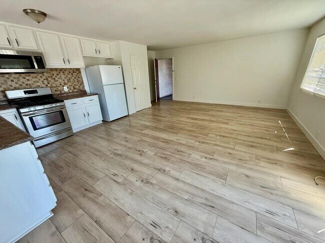 Building Photo - 1 bedroom in NORTH HOLLYWOOD CA 91605
