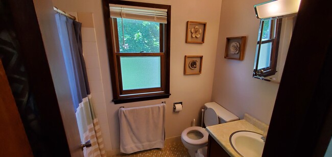 Upstairs Bathroom (Full) - 1908 29th St S