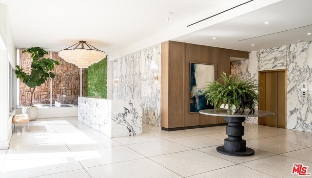 Foto del edificio - 8787 Shoreham Dr