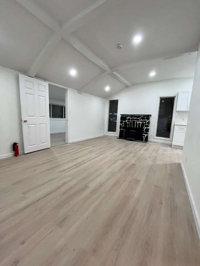 Building Photo - 14 Silver Trl