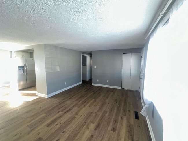 Foto del edificio - 3535 Paris Blvd