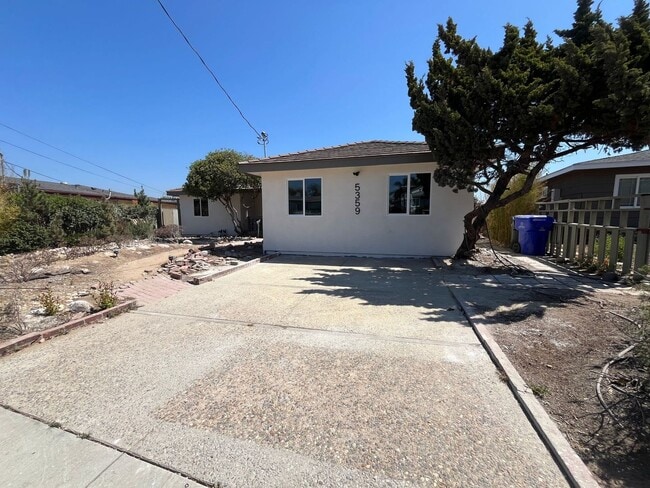 Building Photo - Large 6 bed 3 bath House on East Falls! Co...