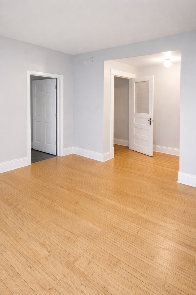 Building Photo - 810 University Ave SE