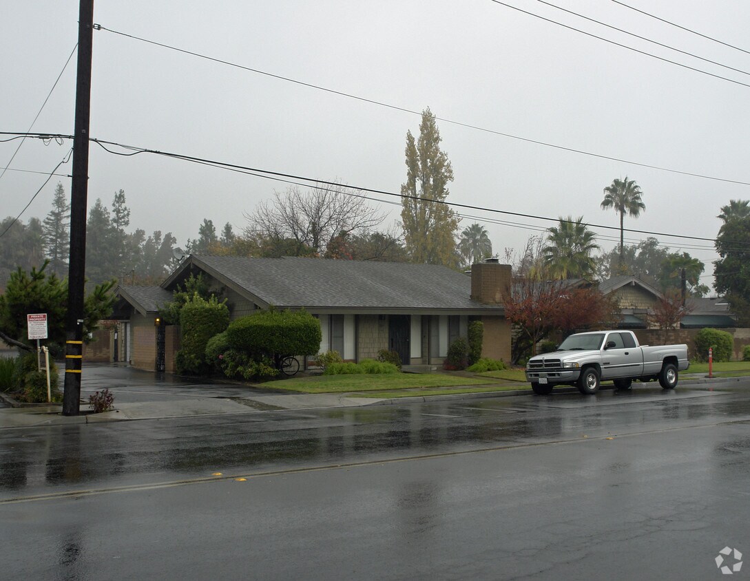 Building Photo - 1011 E Ashlan Ave