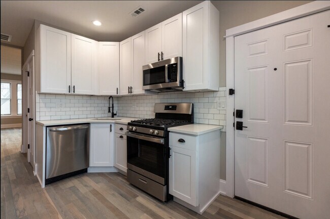 Building Photo - 3549 N Hamlin Ave