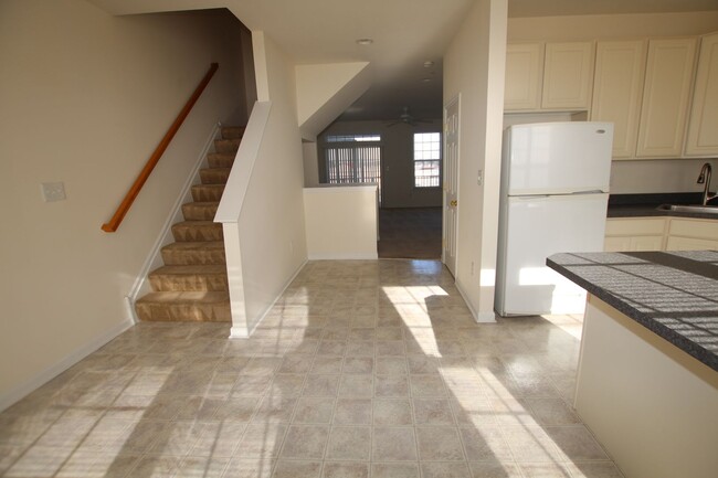 Building Photo - Spacious, unfurnished town home that is lo...