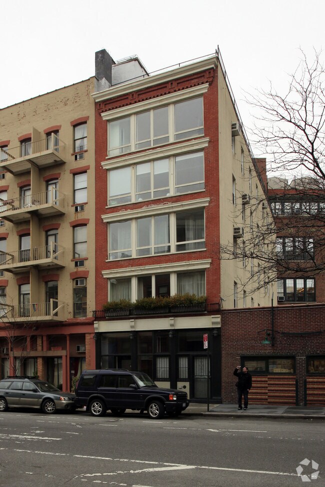 Foto principal - 692 Greenwich St