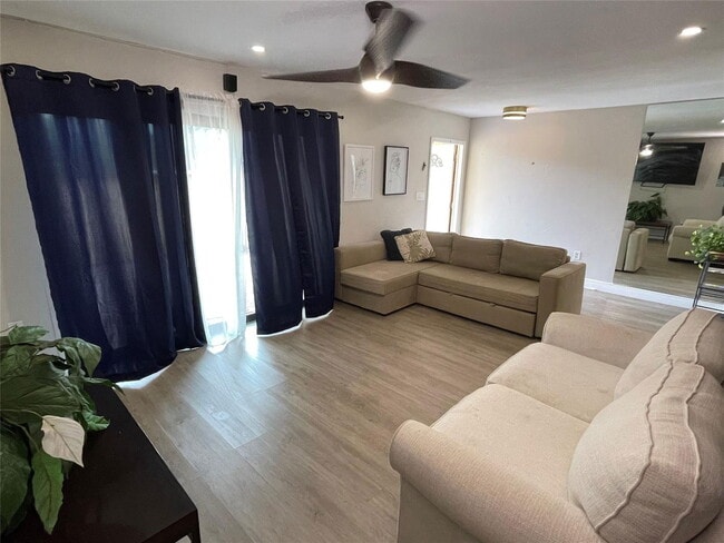 Building Photo - 4000 Del Rio Way