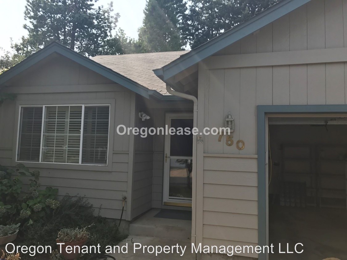 Foto principal - 750 Red Cedar Ct