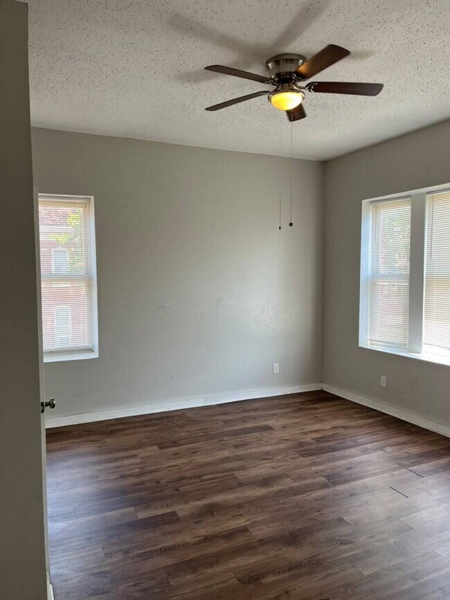Building Photo - "Charming 4-Bed Duplex in St. Louis City 2nd Floor with Granite Countertops & Gleaming Hardwood F...
