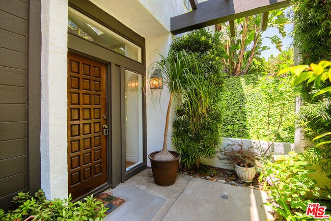 Building Photo - 1571 Palisades Dr