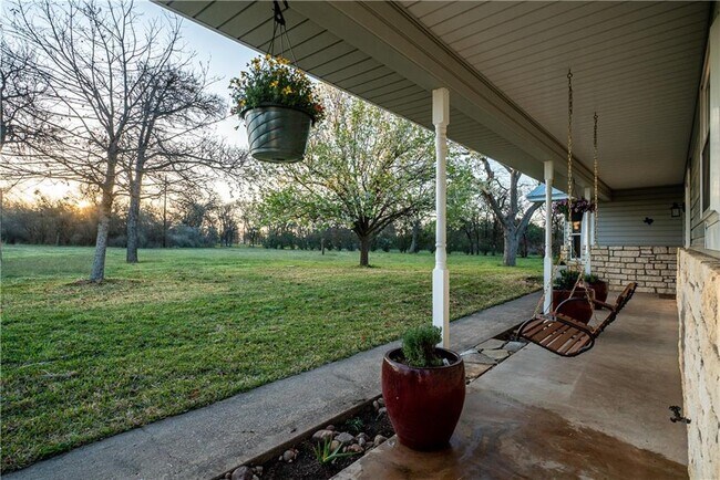 Foto del edificio - 701 Timber Ridge Rd