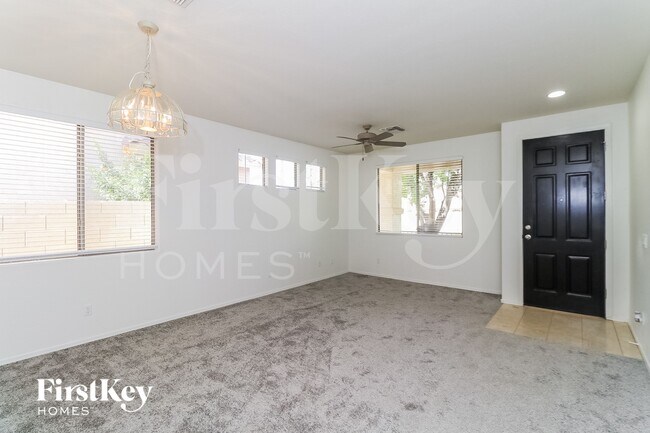 Foto del edificio - 2715 E Carson Rd