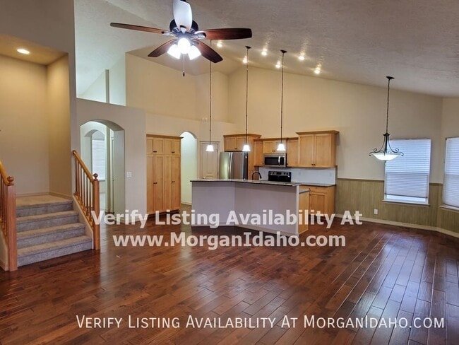 Building Photo - 2330 W Trestle Dr