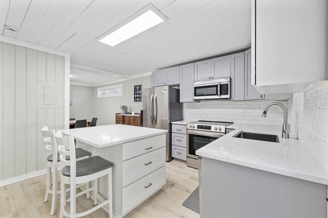 Building Photo - Gorgeous Totally Remodeled 3/2 in Garden C...