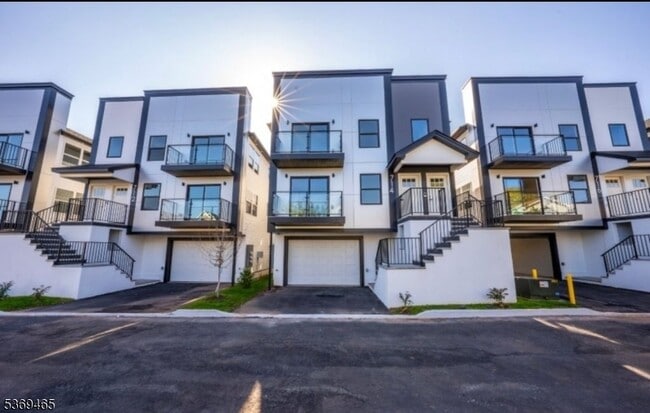 Building Photo - 716 Seaport Dr.