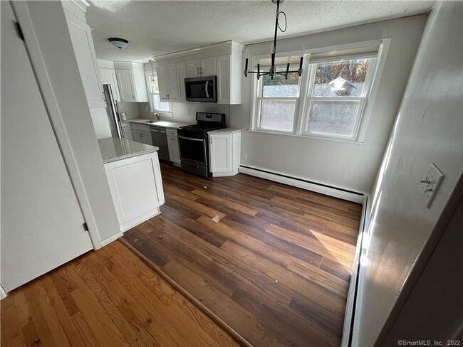 Building Photo - Quaint Single Family in Mystic!