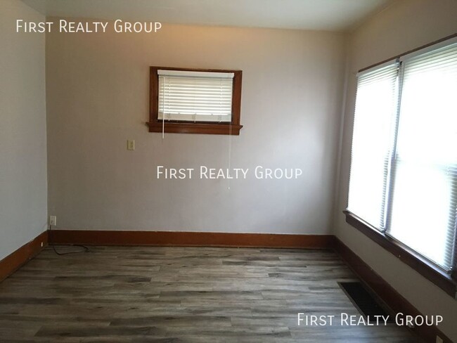 Building Photo - 216 E Fairview Ave