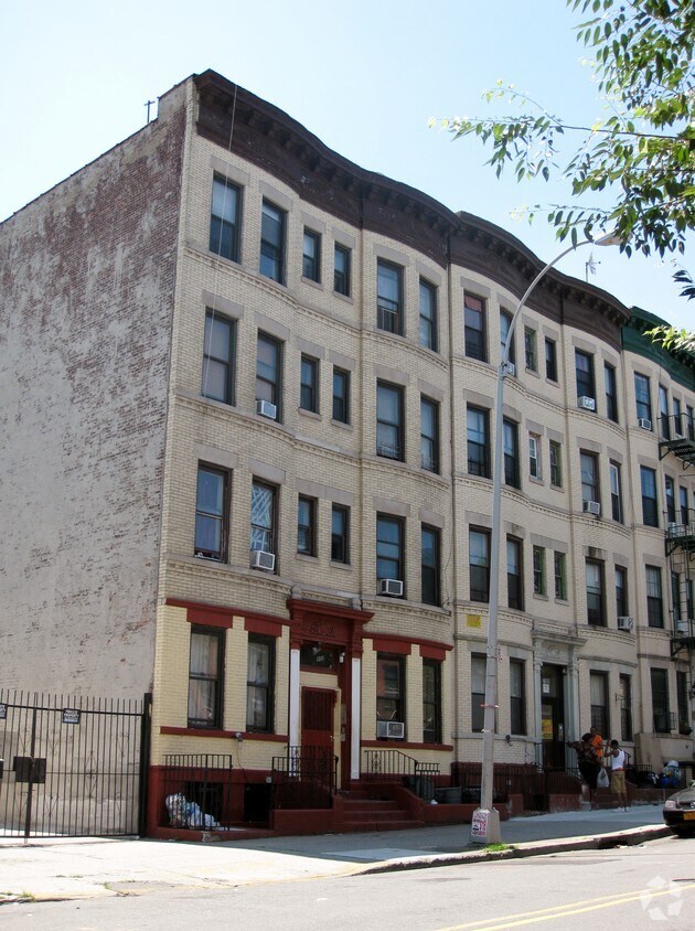 Building Photo - 802 St John S Pl