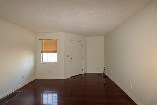 Foto del edificio - 3 Bed 2 bath Townhome