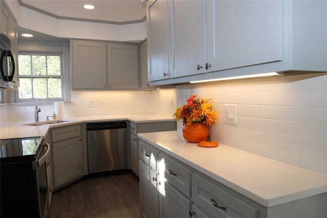 Foto del edificio - 3561 Westcliff Rd S