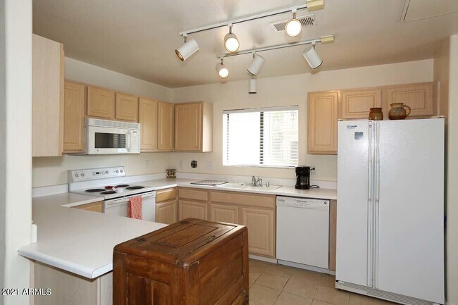 Building Photo - 15380 N 100th St