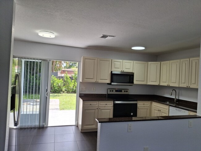 Foto del edificio - 3731 NW 110th Ave