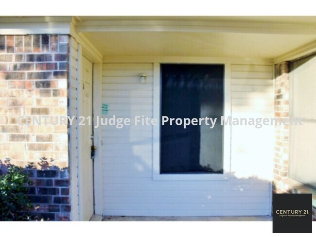 Building Photo - 2/1 Corner Unit of 4-Plex in Denton For Rent!