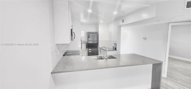 Foto del edificio - 8040 N Colony Cir