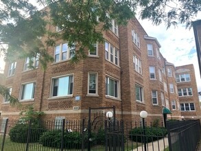 Building Photo - 2638 W Summerdale Ave