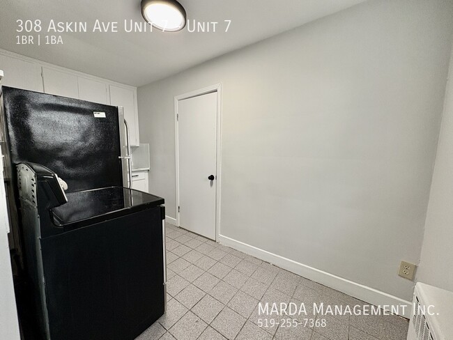 Building Photo - NEWLY RENOVATED 1-BEDROOM/1BATH APARTMENT ...