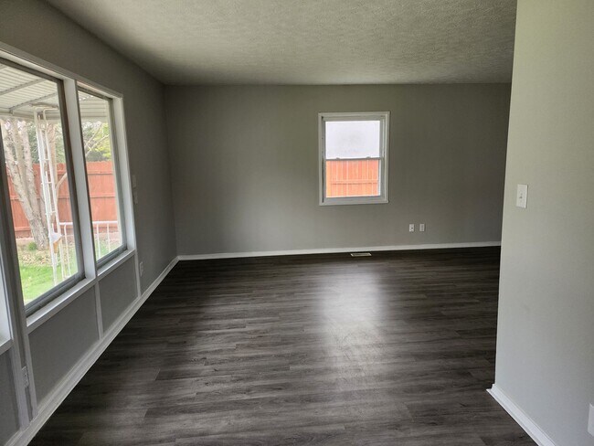Building Photo - 3 Bed 1 Bath Cottage with Garage