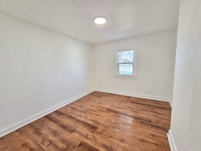 Building Photo - 433 E Bridge St