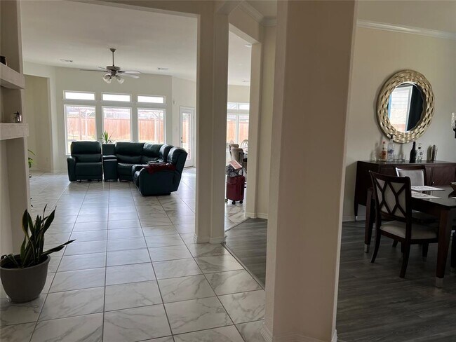 Foto del edificio - 10702 Crestwood Point Cir
