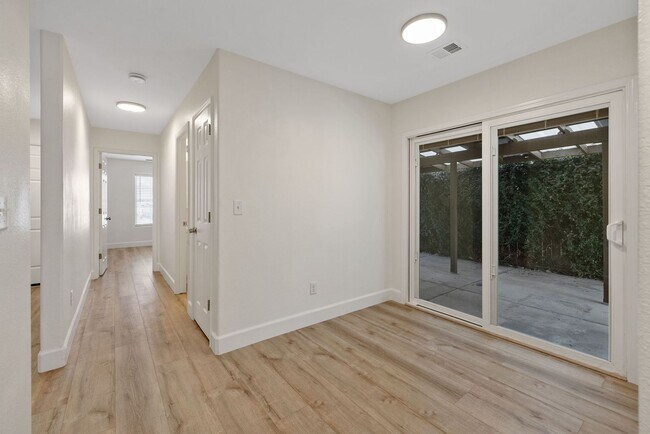 Foto del edificio - NE Visalia home coming soon