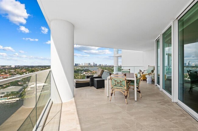 Foto del edificio - 3055 Harbor Dr