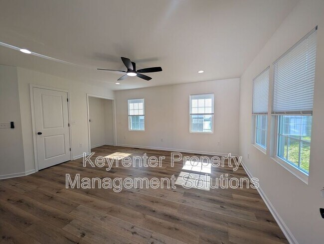 Foto del edificio - 55 Breezewood Dr
