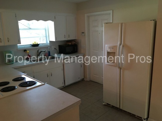 Building Photo - 10020 Belleshore Cir