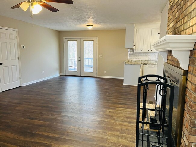 Foto del edificio - 4 bedroom, 2 bathroom updated home in Lagr...