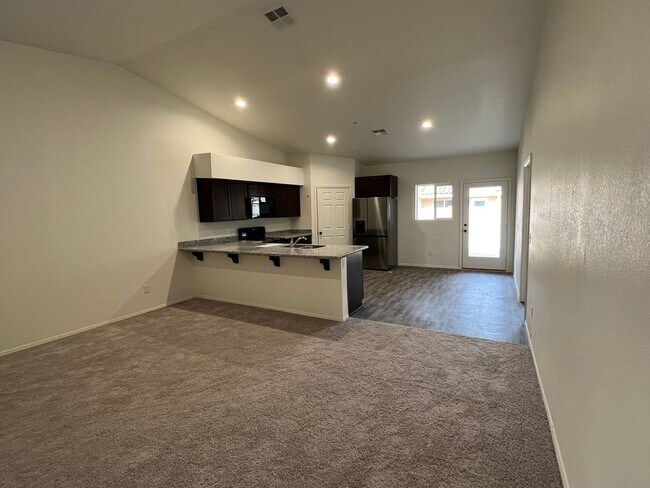 Foto del edificio - 3 BEDROOM TOWNHOME!