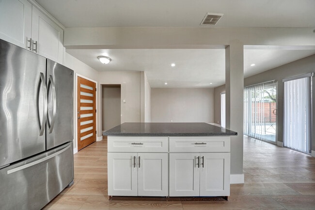 Building Photo - 2040 S Sherbourne Dr
