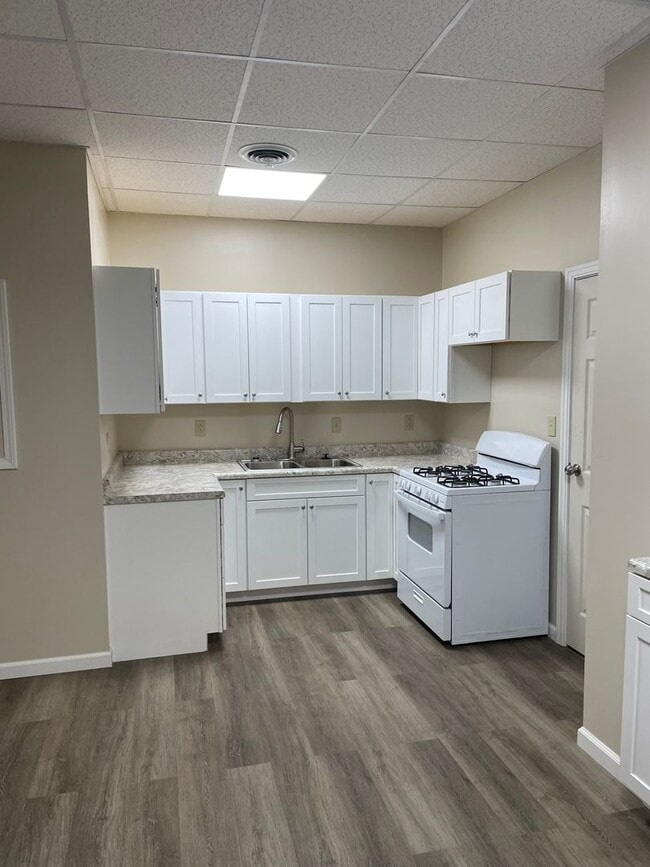 Building Photo - 108-110 E Main St